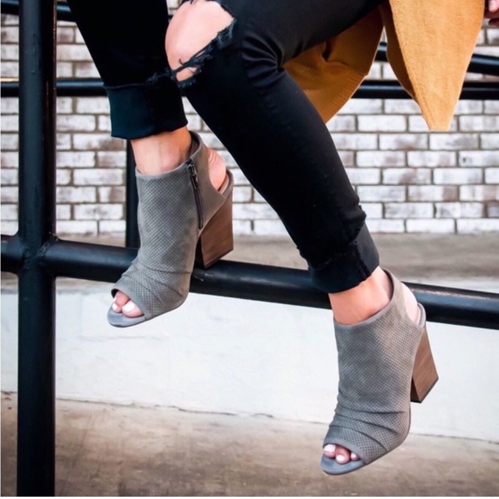 Vince Camuto Kentvi Leather Grey Sandal Peep Toe Boots 7